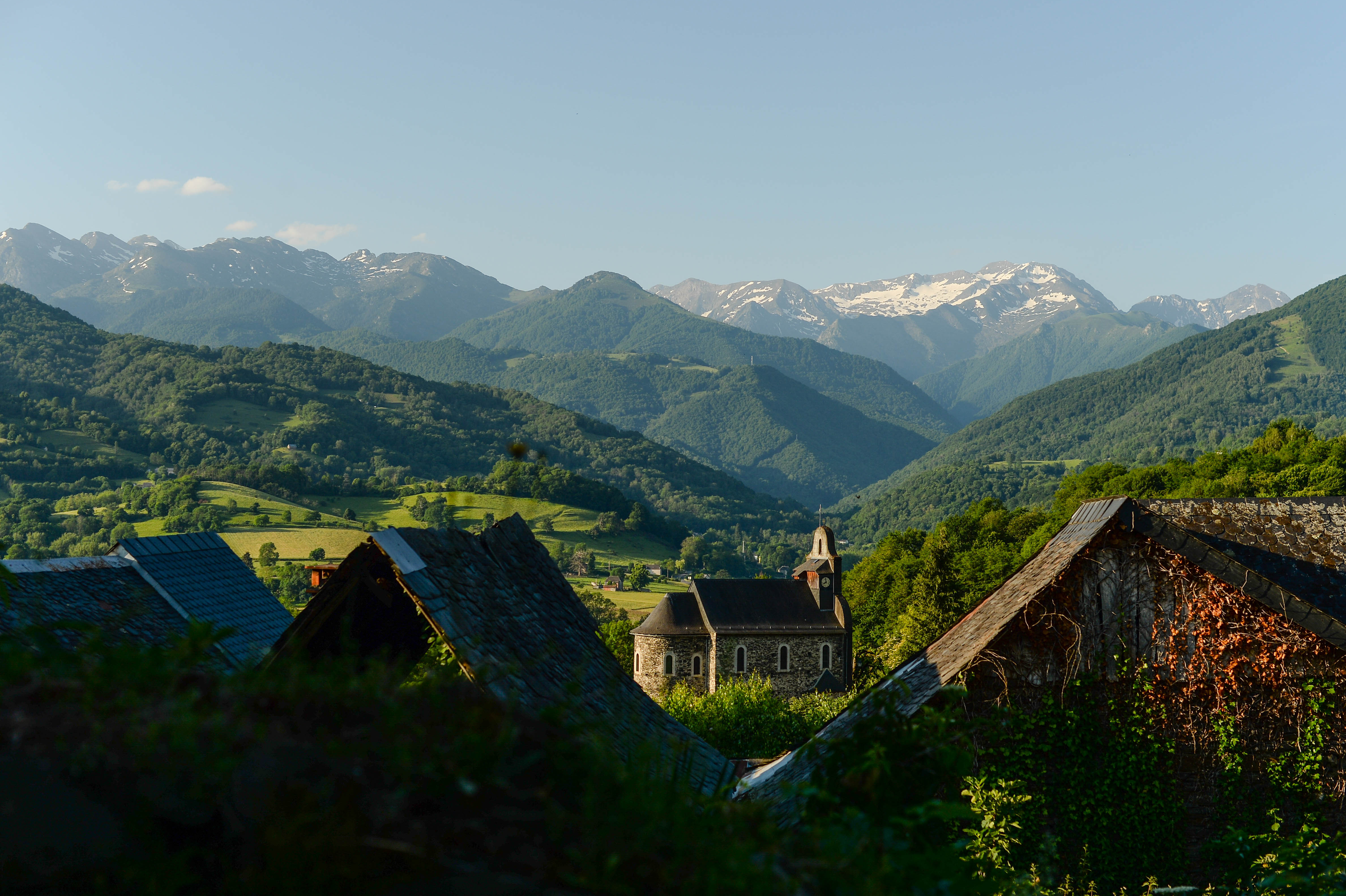 Vue sur le village d'Arrout et la vallée de Castillon, Pyrénées