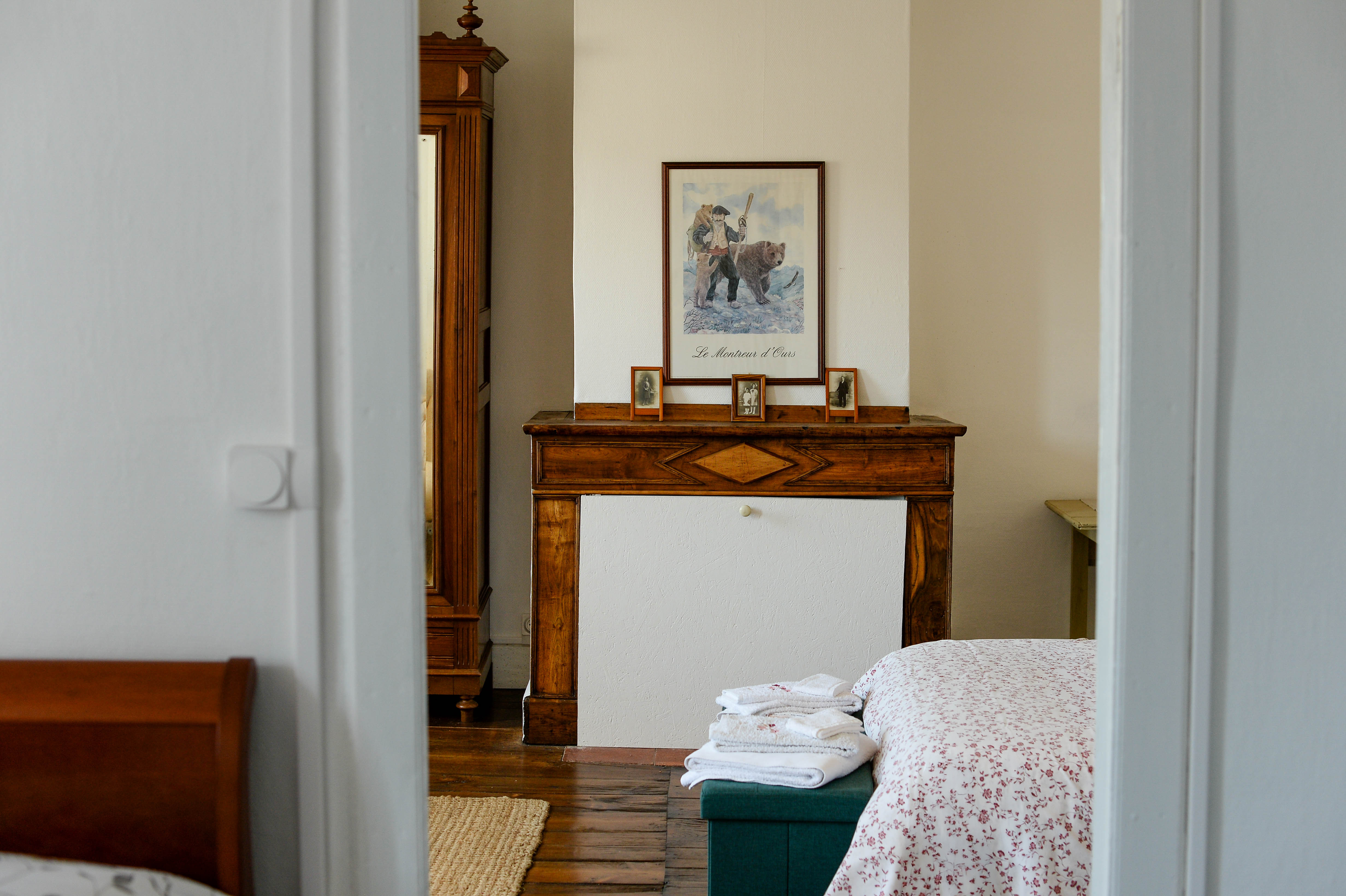 Chambre de Juliette avec parquet ancien et cheminée