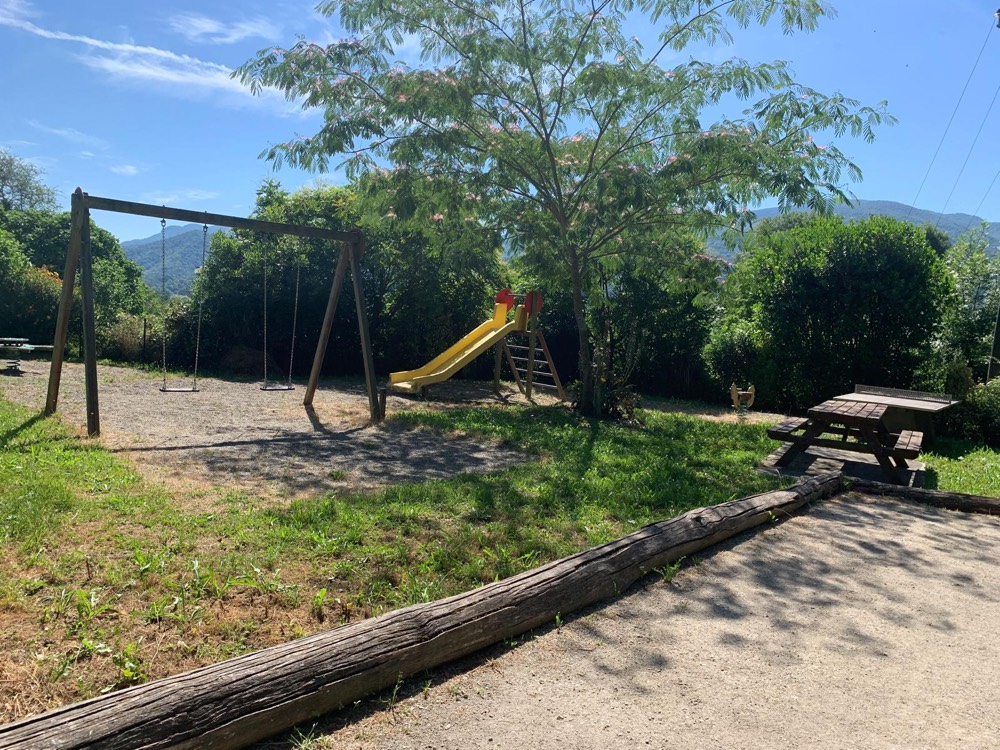 Aire de jeux du village d'Arrout, balançoires et toboggan