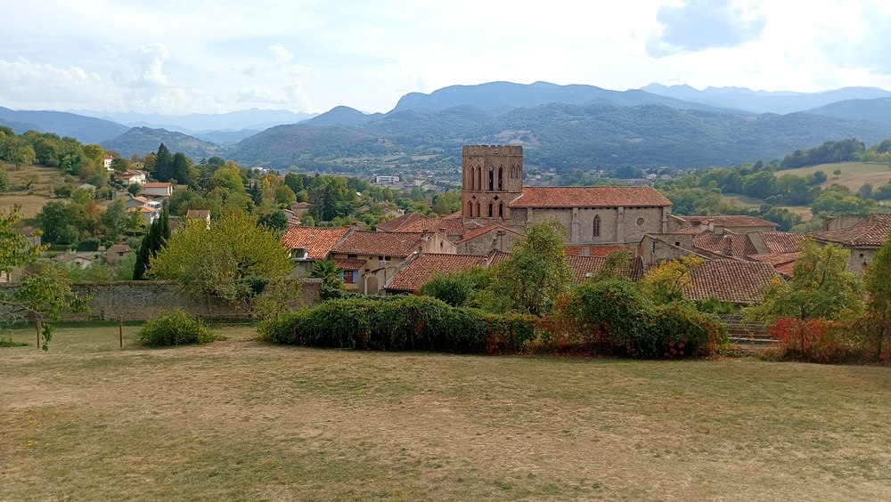 La cité médiévale de Saint-Lizier et sa cathédrale, vue sur les Pyrénées