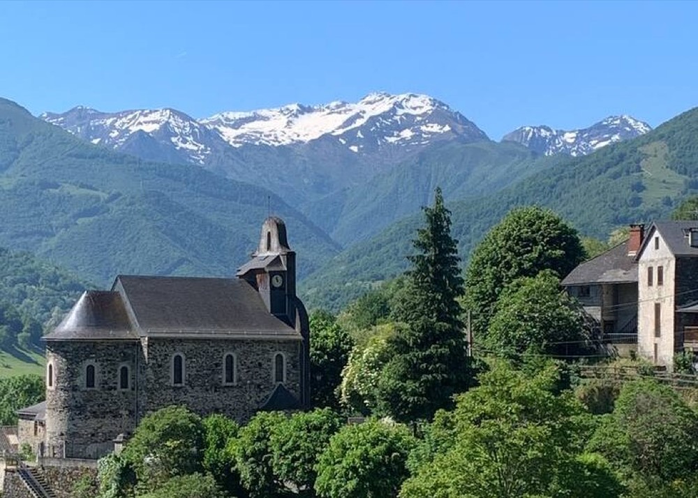 Église St Pierre d'Arrout, sur le chemin de Saint-Jacques de Compostelle