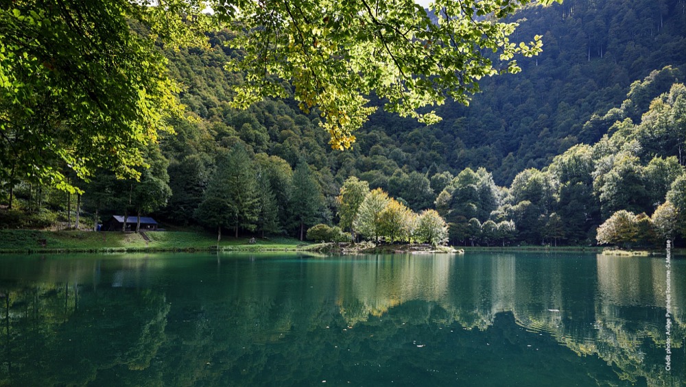 Le lac de Bethmale, lac émeraude dans les Pyrénées ariégeoises