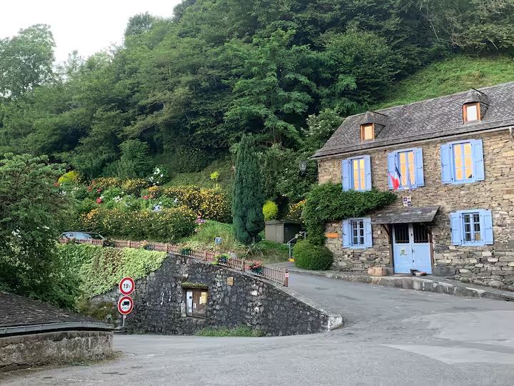 La mairie du village d'Arrout, façade fleurie