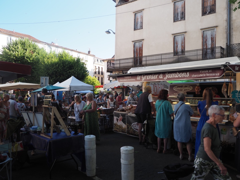 Marché animé de Saint-Girons, producteurs et charcuterie fermière